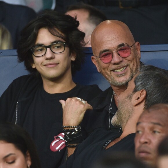 Pascal Obispo, son fils Sean, Ary Abittan dans les tribunes lors du match de championnat de Ligue 1 Conforama opposant le Paris Saint-Germain au Toulouse FC au parc des Princes à Paris, France, le 25 août 2019. Le PSG a gagné 4-0. © Giancarlo Gorassini/Bestimage