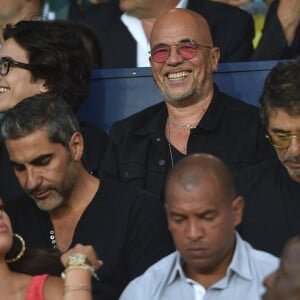 Pascal Obispo, son fils Sean, Ary Abittan et Ophélie Meunier dans les tribunes lors du match de championnat de Ligue 1 Conforama opposant le Paris Saint-Germain au Toulouse FC au parc des Princes à Paris, France, le 25 août 2019. Le PSG a gagné 4-0. © Giancarlo Gorassini/Bestimage