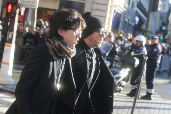 Pascal Obispo et son fils Sean - Arrivées des personnalités en l'église de La Madeleine pour les obsèques de Johnny Hallyday à Paris. Le 9 décembre 2017