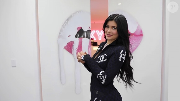 Visite avec Kylie Jenner des locaux de Kylie Cosmetics à Los Angeles Kylie Jenner's Office Tour of Kylie Cosmetics in LA. 11 octobre 2019.