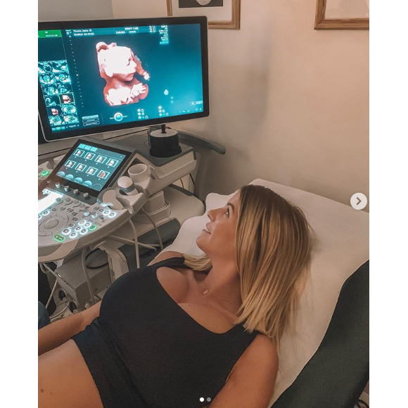 Jessica Thivenin, enceinte de son premier enfant, s'affiche face aux images de son bébé chez son gynécologue, le 12 juin 2019.