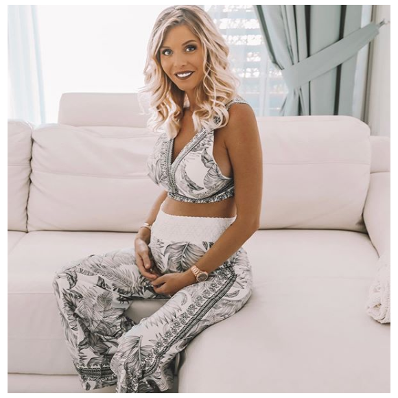 Jessica Thivenin enceinte de son premier enfant et souriante sur Instagram, le 5 juin 2019