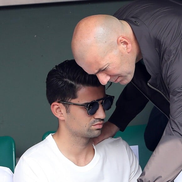 Zinédine Zidane et ses fils Luca et Enzo dans les tribunes des Internationaux de France de Tennis de Roland Garros à Paris, le 10 juin 2018. © Dominique Jacovides - Cyril Moreau/Bestimage