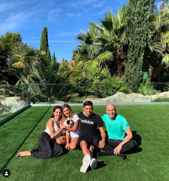 Enzo Zidane pose entouré de sa compagne Karen Gonçalves et ses parents Véronique et Zinédine Zidane. Photo publiée sur Instagram le 14 octobre 2019.