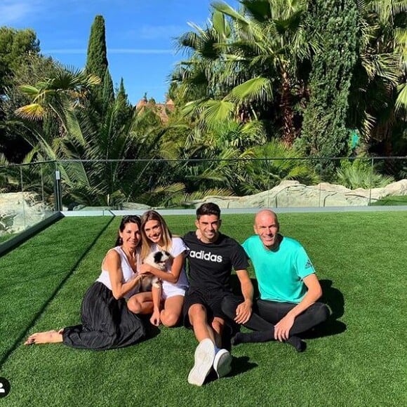 Enzo Zidane pose entouré de sa compagne Karen Gonçalves et ses parents Véronique et Zinédine Zidane. Photo publiée sur Instagram le 14 octobre 2019.