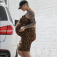 Exclusif - Amber Rose enceinte porte une robe léopard très moulante lors d'une virée shopping avec son compagnon A. Edwards dans le quartier de Studio City à Los Angeles, le 8 octobre 2019