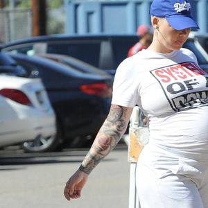 Exclusif - Amber Rose, enceinte et sa famille assistent au match de baseball de son fils Sebastian Taylor Thomaz à Los Angeles le 6 octobre 2019. Rose est accompagnée de son compagnon Alexander Edwards et porte un t-shirt "System of a Down". Wiz Khalifa, son ex-mari et père de Sebastian était également présent, il a salué Rose et Alexander, tout le monde semble très bien s'entendre.