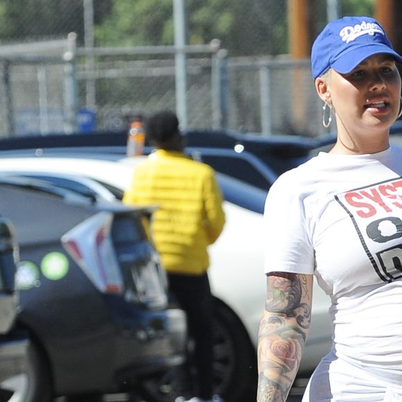 Exclusif - Amber Rose, enceinte et sa famille assistent au match de baseball de son fils Sebastian Taylor Thomaz à Los Angeles le 6 octobre 2019. Rose est accompagnée de son compagnon Alexander Edwards et porte un t-shirt "System of a Down". Wiz Khalifa, son ex-mari et père de Sebastian était également présent, il a salué Rose et Alexander, tout le monde semble très bien s'entendre.