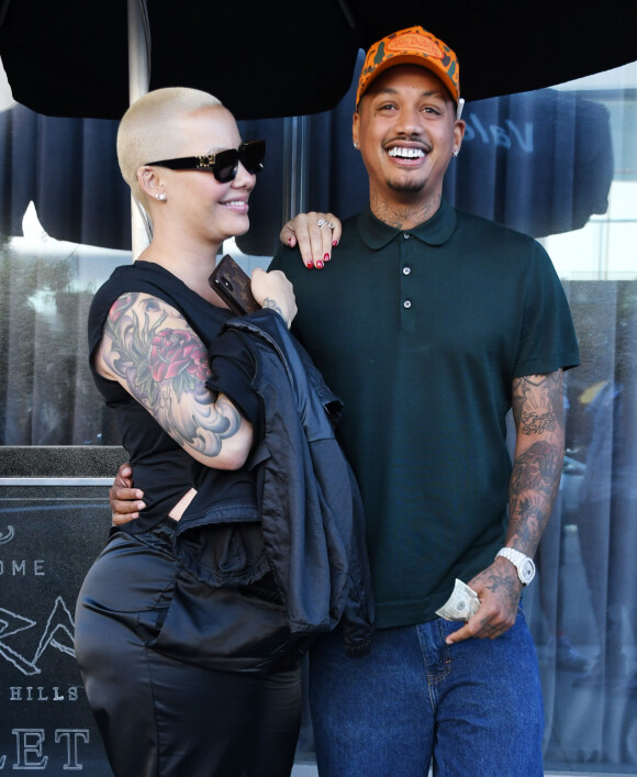 Amber Rose enceinte et son compagnon Alexander "AE" Edwards sont allés déjeuner en amoureux au restaurant Avra dans le quartier de Beverly Hills à Los Angeles, le 24 septembre 2019