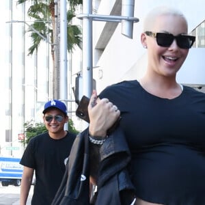 Amber Rose enceinte et son compagnon Alexander "AE" Edwards sont allés déjeuner en amoureux au restaurant Avra dans le quartier de Beverly Hills à Los Angeles, le 24 septembre 2019