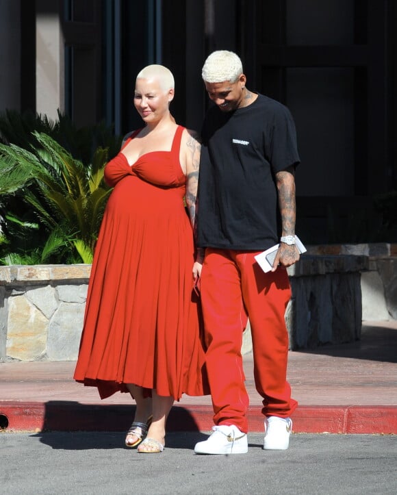 Exclusif - Amber Rose (enceinte) et son compagnon Alexander Edwards sont allés déjeuner au restaurant "Taste of India" à Van Nuys. Le 13 septembre 2019