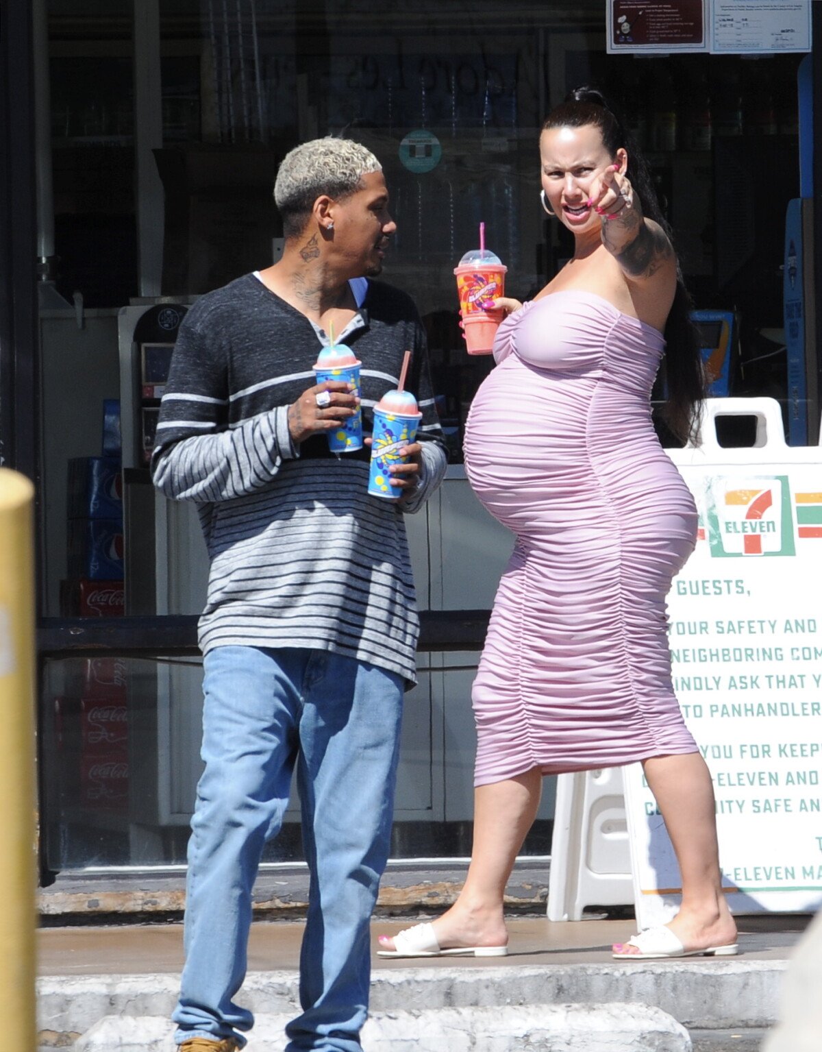 Photo : Exclusif - Amber Rose enceinte est allée faire du shopping dans la  boutique 