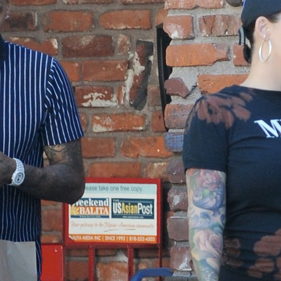 Exclusif - Amber Rose, enceinte, et son compagnon Alexander Edwards ont été aperçus dans les rues de Glendale en Californie, le 20 août 2019.