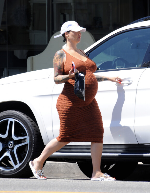 Exclusif - Amber Rose, enceinte et sa mère quittent le salon de coiffeure Pauline Human, à Los Angeles, le 13 août 2019.