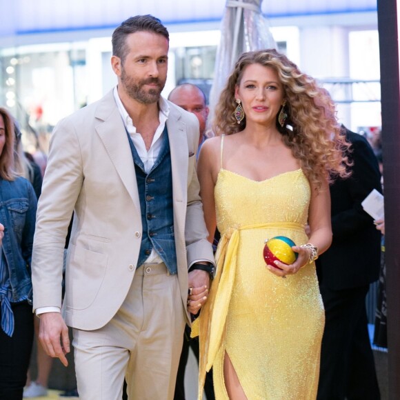 Blake Lively enceinte et son mari Ryan Reynolds à la première de "Pokemon Detective Pikachu" au Military Island sur Times Square à New York, le 2 mai 2019.
