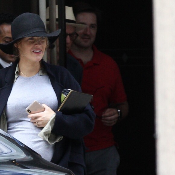 Exclusif - Blake Lively enceinte se balade dans les rues de Boston alors que son mari Ryan Reynolds tourne son prochain film "Free Guy" dans la même ville. Le 26 mai 2019.