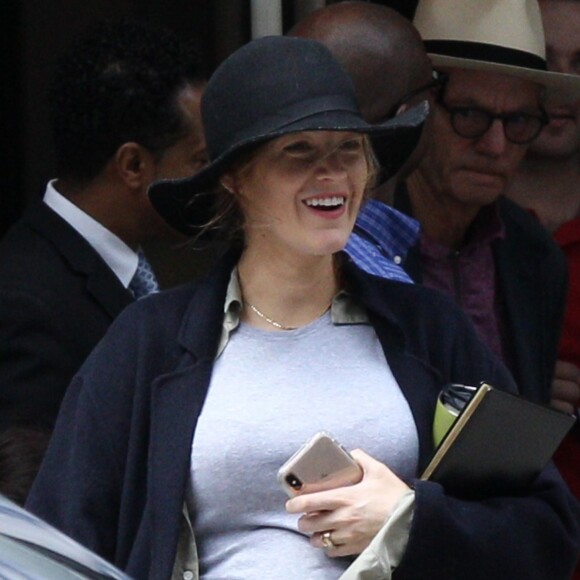 Exclusif - Blake Lively enceinte se balade dans les rues de Boston alors que son mari Ryan Reynolds tourne son prochain film "Free Guy" dans la même ville. Le 26 mai 2019.