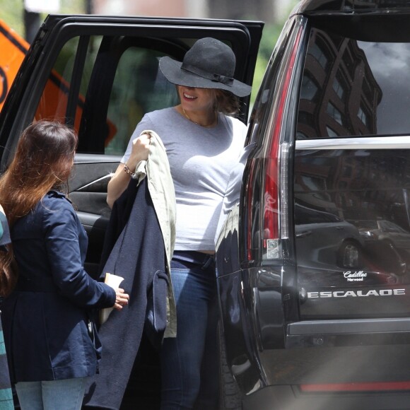 Exclusif - Blake Lively enceinte de son 3ème enfant est allée rendre visite à son mari Ryan Reynolds avec ses enfants Inez et James sur le tournage du film "Free Guy" à Boston, le 25 mai 2019.