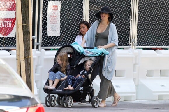 Exclusif - Blake Lively enceinte et ses enfants Inez Reynolds, James Reynolds se promènent pendant que Ryan Reynolds est sur le tournage de "Free Guy". Boston, le 28 juin 2019.