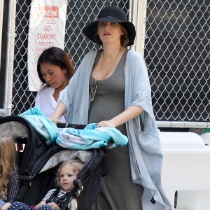 Exclusif - Blake Lively enceinte et ses enfants Inez Reynolds, James Reynolds se promènent pendant que Ryan Reynolds est sur le tournage de "Free Guy". Boston, le 28 juin 2019.