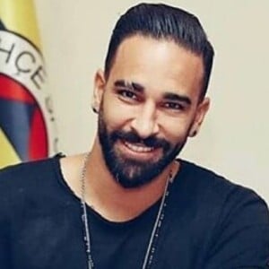 Adil Rami signe son contrat avec le club de Fenerbahçe (Turquie), le 3 septembre 2019.