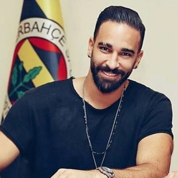 Adil Rami signe son contrat avec le club de Fenerbahçe (Turquie), le 3 septembre 2019.