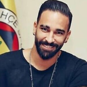 Adil Rami signe son contrat avec le club de Fenerbahçe (Turquie), le 3 septembre 2019.