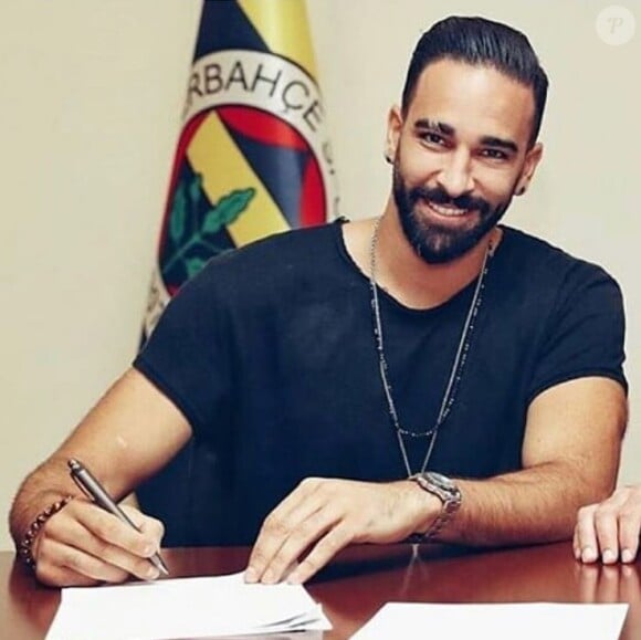 Adil Rami signe son contrat avec le club de Fenerbahçe (Turquie), le 3 septembre 2019.