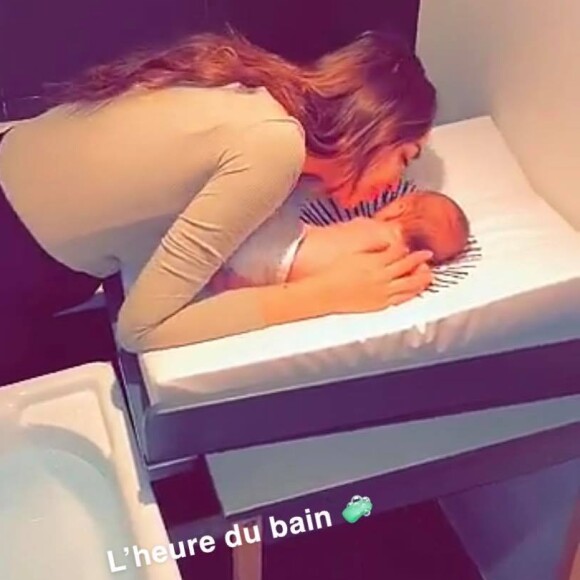 Nabilla donne le bain à Milann le 20 octobre 2019.
