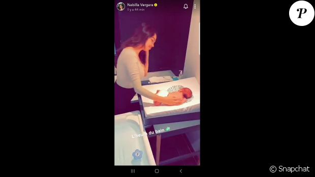 Nabilla donne le bain à Milann, le 20 octobre 2019.