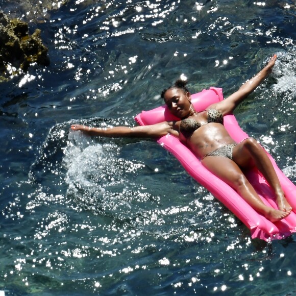 Exclusif - Mel B (Melanie Brown) se relaxe et se baigne après avoir déjeuné au restaurant La Fontelina le lendemain du mariage de Heidi Klum et son mari Tom Kaulitz à Capri, le 4 août 2019.