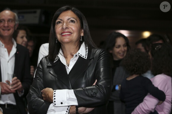 Anne Hidalgo (maire de Paris) lors de la présentation du logo des Jeux Olympiques et Paralympiques "Paris 2024" dévoilé au cinéma "Le Grand Rex" à Paris, le 21 octobre 2019. Dans le logo sont cachés différents symboles : la médaille, la flamme et Marianne.