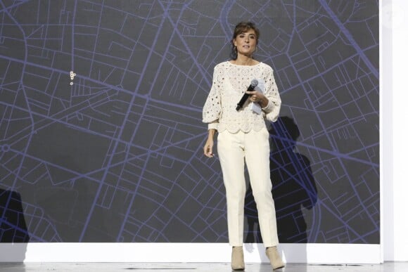 Nathalie Iannetta lors de la présentation du logo des Jeux Olympiques et Paralympiques "Paris 2024" dévoilé au cinéma "Le Grand Rex" à Paris, le 21 octobre 2019. Dans le logo sont cachés différents symboles : la médaille, la flamme et Marianne.