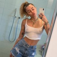 Miley Cyrus : En haut blanc transparent, elle en montre trop