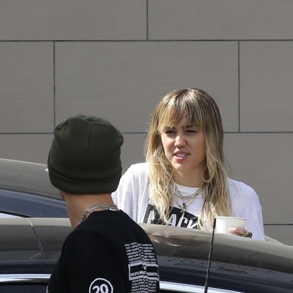 Miley Cyrus et son compagnon Cody Simpson dans les rues de Los Angeles Le 19 octobre 2019