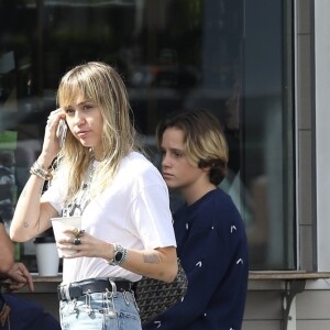 Miley Cyrus et son compagnon Cody Simpson dans les rues de Los Angeles Le 19 octobre 2019