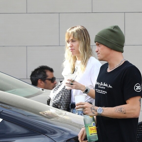 Miley Cyrus et son compagnon Cody Simpson dans les rues de Los Angeles Le 19 octobre 2019