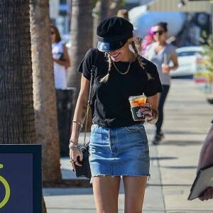 Miley Cyrus et son compagnon C. Simpson sont allés boire un café chez Alfred Coffee dans le quartier de Studio City à Los Angeles, le 17 octobre 2019