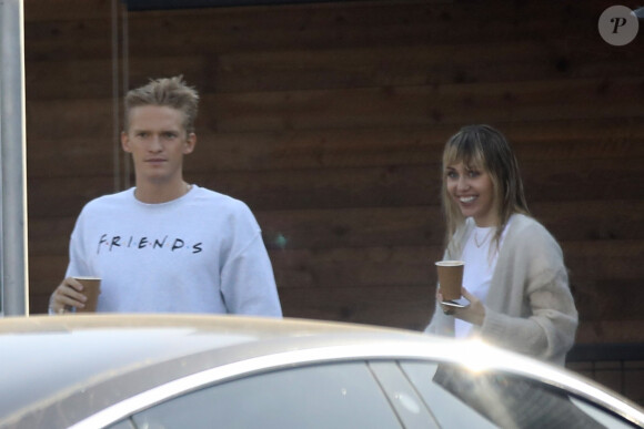 Miley Cyrus et son nouveau compagnon Cody Simpson sont allés acheter un café à emporter chez Blue Bottle Coffee à Studio City, Los Angeles, le 13 octobre 2019.