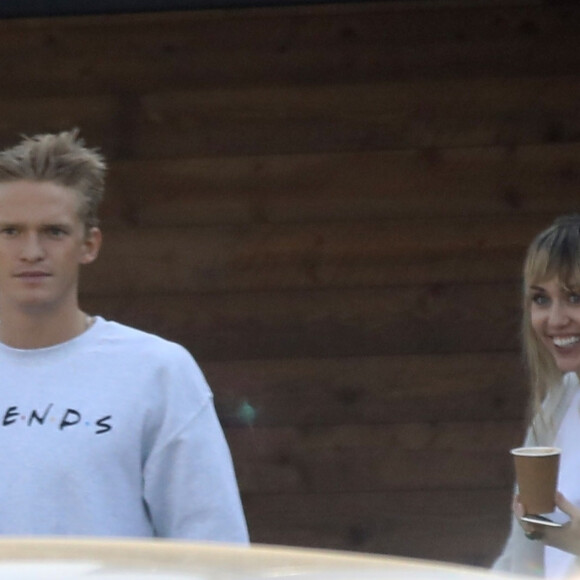 Miley Cyrus et son nouveau compagnon Cody Simpson sont allés acheter un café à emporter chez Blue Bottle Coffee à Studio City, Los Angeles, le 13 octobre 2019.