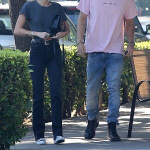 Exclusif - Miley Cyrus est allée déjeuner avec son nouveau compagnon Cody Simpson et sa mère Tish Cyrus dans un restaurant à Toluca Lake, le 12 octobre 2019.