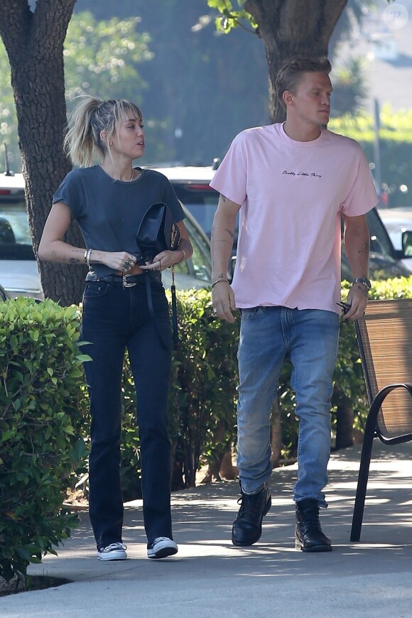 Exclusif - Miley Cyrus est allée déjeuner avec son nouveau compagnon Cody Simpson et sa mère Tish Cyrus dans un restaurant à Toluca Lake, le 12 octobre 2019.