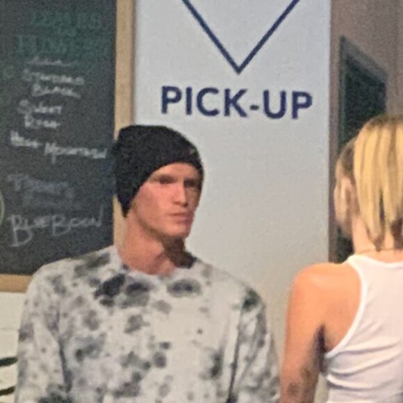 Exclusif - Miley Cyrus et Cody Simpson dînent au restaurant Backyard Bowls de Los Angeles, le 4 octobre 2019. En attendant leur commande Miley et Cody s'embrassent près du comptoir. Miley Cyrus et Cody Simpson sont amis depuis des années, mais leur relation amicale semble évoluer depuis la séparation de la chanteuse avec L.Hemsworth. Cody collectionne les ex-célèbres, en 2014 quand il s'est lié d'amitié avec Miley, il sortait avec G.Hadid. Dans une interview accordé à GQ il revenait sur sa relation avec Miley " Miley est l'une de mes meilleures amies et elle m'aide à avancer dans ma vie personnelle. " A l'époque ils travaillaient également sur un projet musical. Miley, en instance de divorce avec L.Hemsworth collectionne les aventures. Elle qui semblait inséparable de K.Carter passe aujourd'hui son temps avec Cody Simpson.