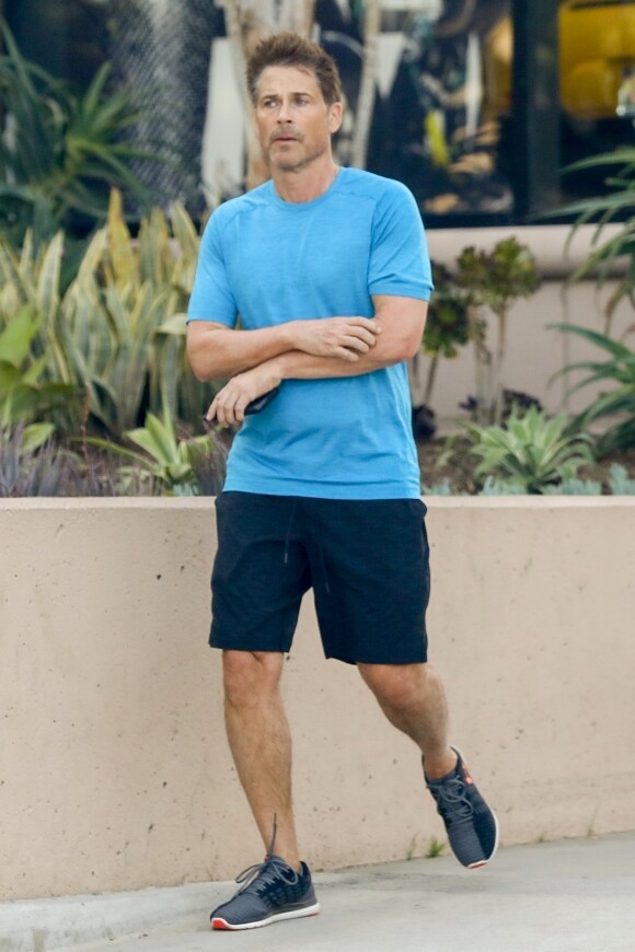 Exclusif - Rob Lowe fait une balade dynamique avec son fils John dans le quartier de Beverly Hills à Los Angeles, le 1er avril 2019.