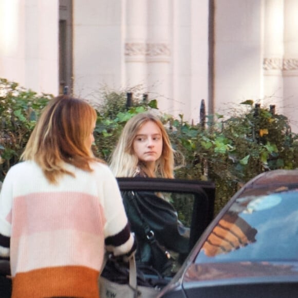 Exclusif - Emma Watson embrasse son père Chris dans les rues de Londres, le 22 octobre 2019.