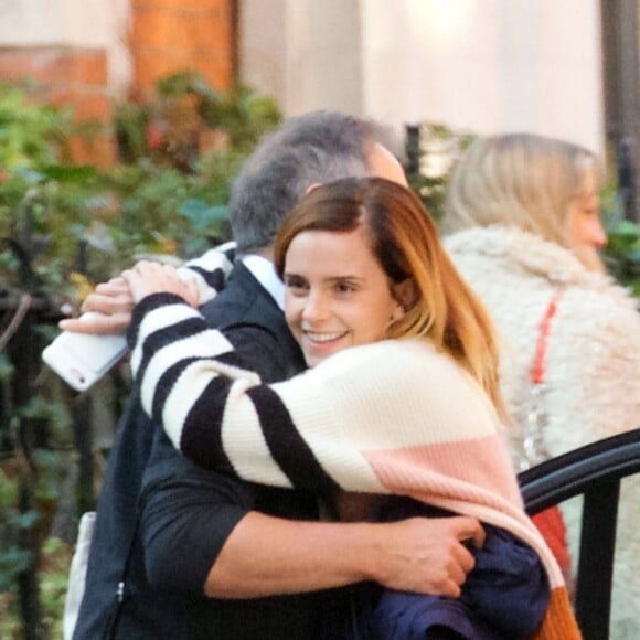 Exclusif - Emma Watson embrasse son père Chris dans les rues de Londres, le 22 octobre 2019.