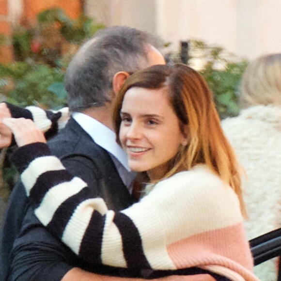 Exclusif - Emma Watson embrasse son père Chris dans les rues de Londres, le 22 octobre 2019.