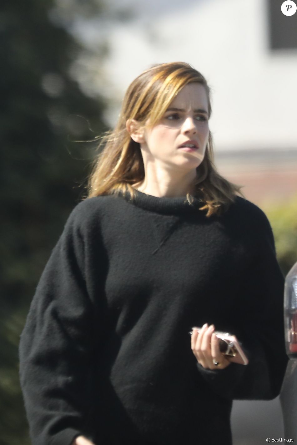 Exclusif - Emma Watson à la sortie d'un centre de soins ambulatoires