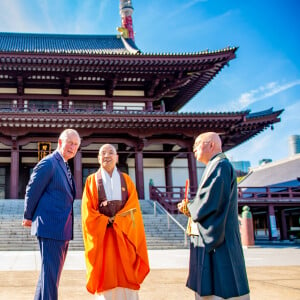 Le prince Charles, prince de Galles visite le temple Zojo-ji Temple à Tokyo le 23 octobre 2019.