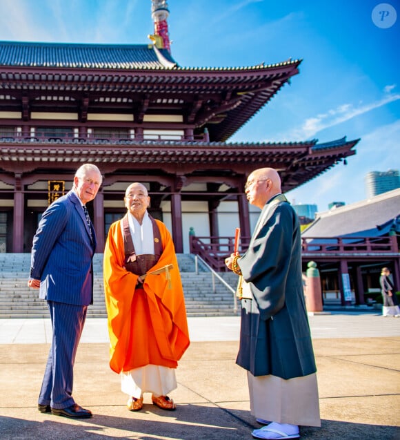 Le prince Charles, prince de Galles visite le temple Zojo-ji Temple à Tokyo le 23 octobre 2019.